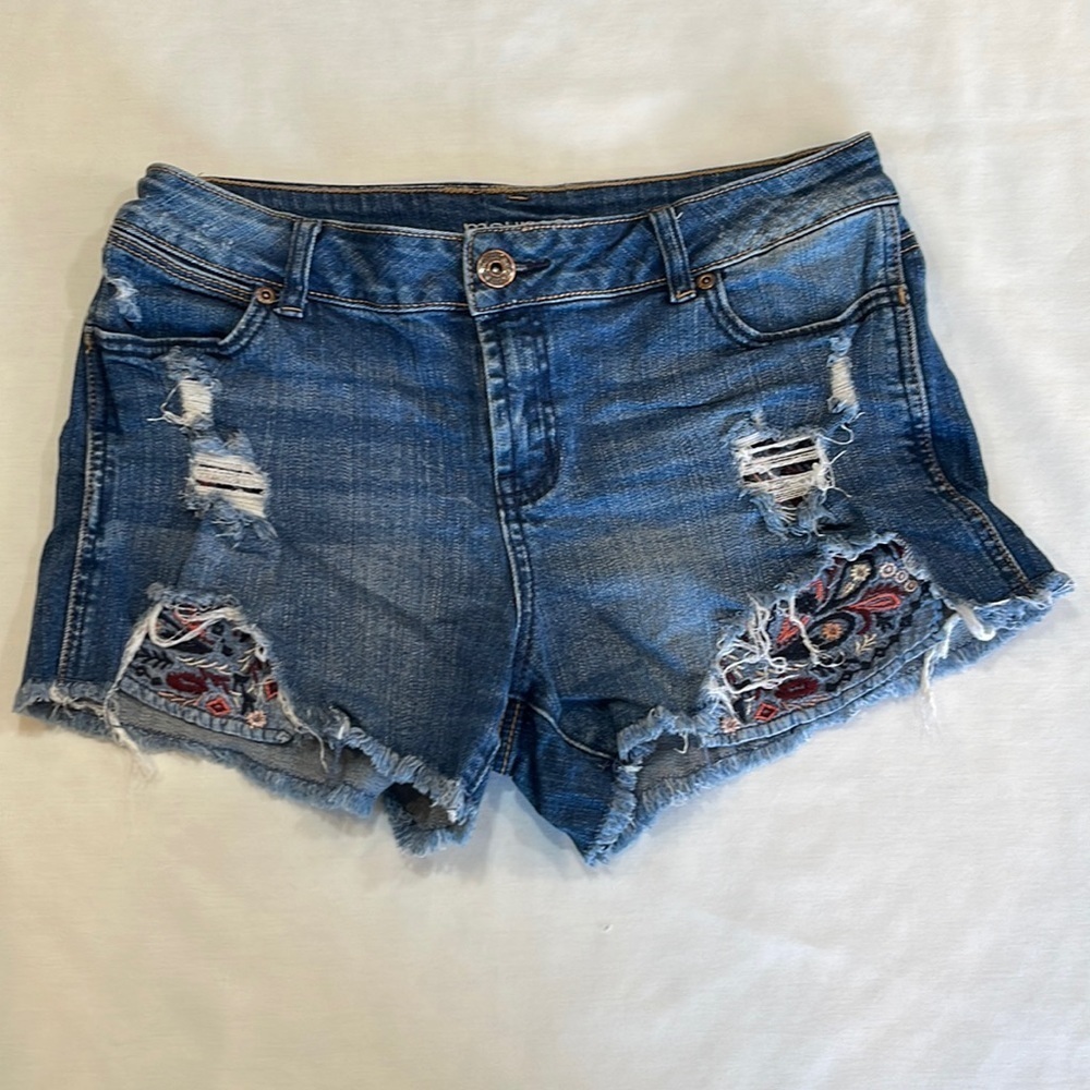 MAURICES Distressed Denim Jean Shorts Embroidered Pockets Size 9/10